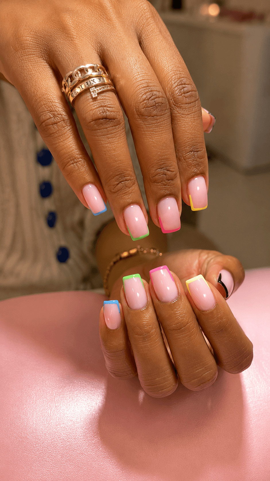 Manucure et pédicure French multicolore, tips bleu, jaune et vert.
