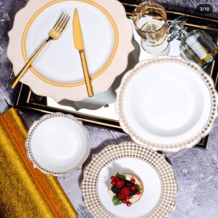 Service de table China Bone de 24 pièces pour 8 personnes, disposé sur fond clair