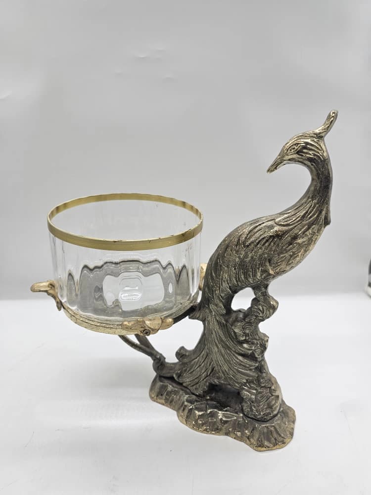 Objet décoratif représentant un paon sculpté à la finition laiton antique soutenant un bol en verre transparent à bord doré