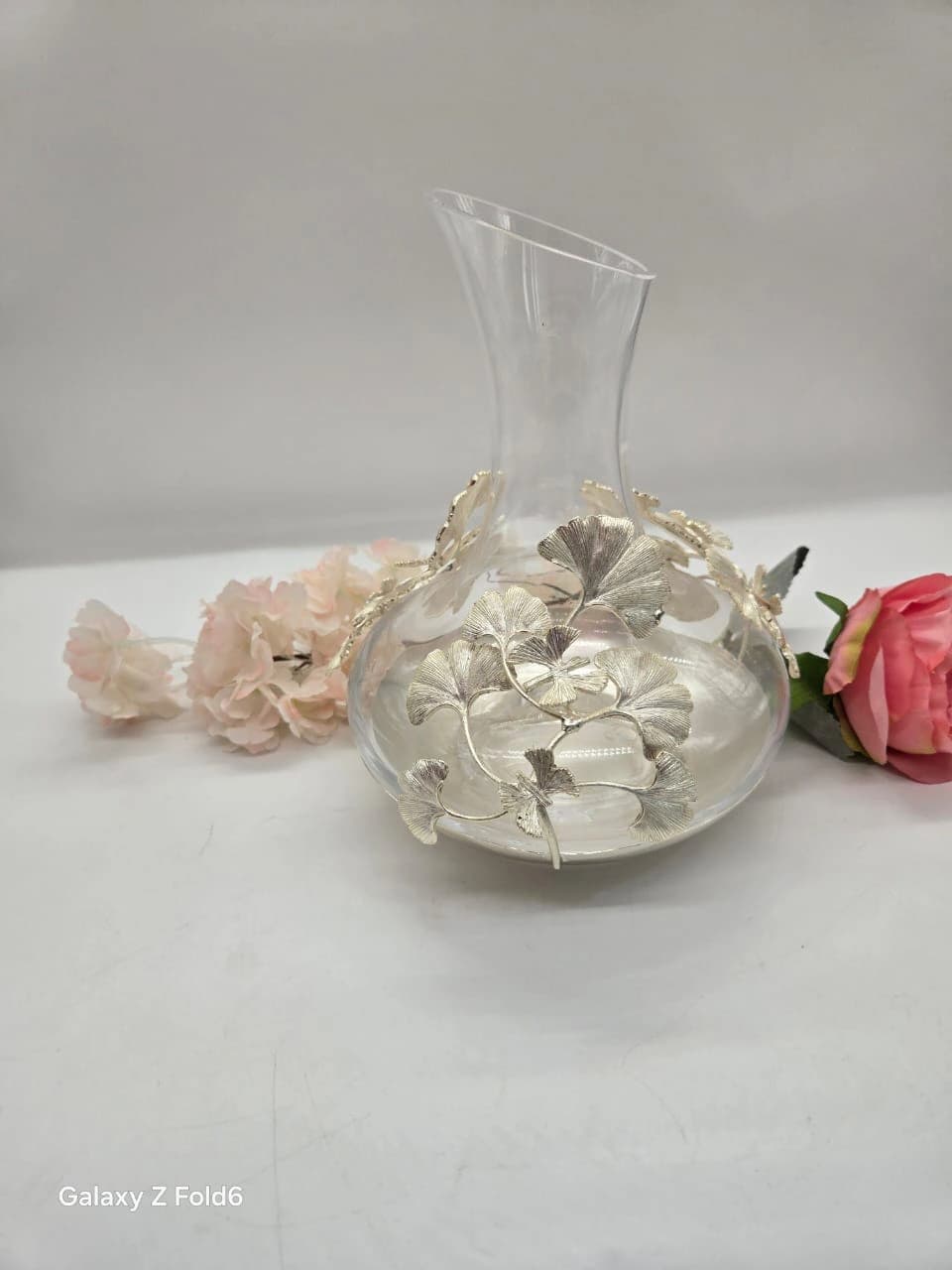 Carafe décorative fait main en verre transparent ornée d’un motif de feuille de ginkgo et de papillon en métal argenté