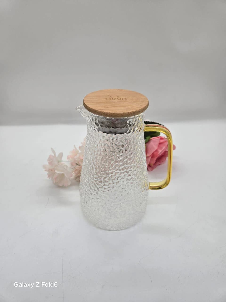 Carafe en verre texturé avec couvercle en bois et poignée de couleur dorée