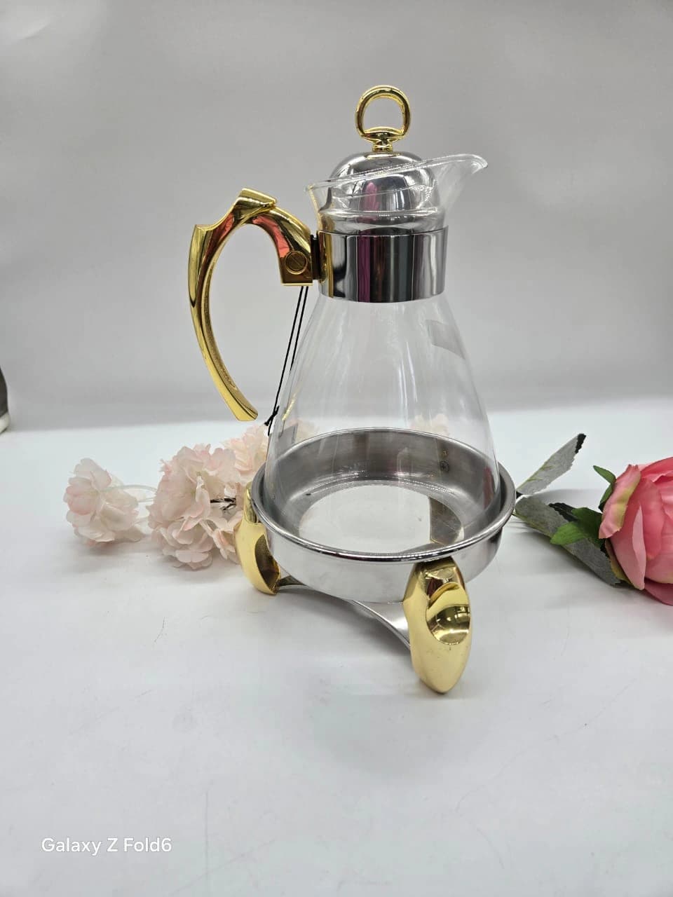 Chauffe-thé en verre Regent, carafe transparente avec accents métalliques argentés et dorés polis