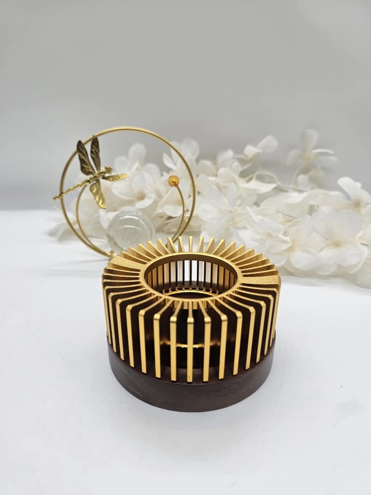 Chauffe-théière en alliage d’aluminium anodisé doré, corps cylindrique creux à ailettes et base en bois foncé