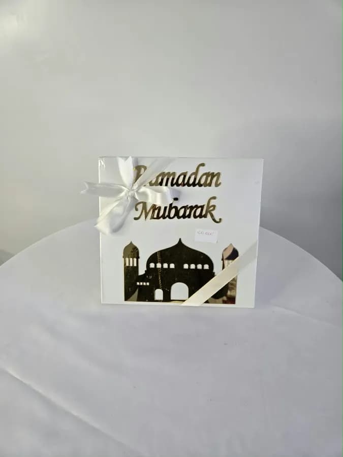 Coffret de luxe cadeau Ramadan dans un coffret blanc : Coran orné de dorures, tapis de prière et tasbih en perles