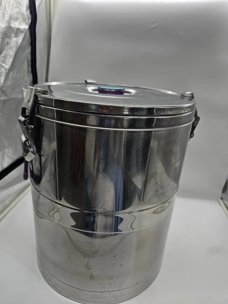Conteneur isotherme en acier inoxydable avec ses fermoirs de sécurité, capacité 60 litres