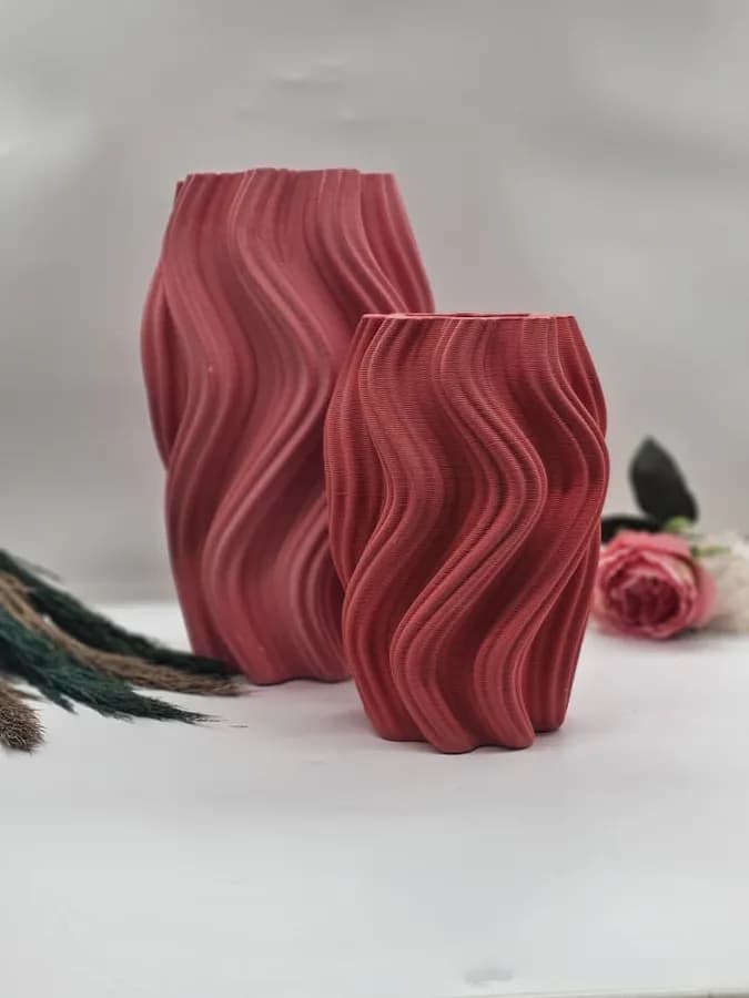 Duo de vases décoratifs rouges imprimés en 3D, à la texture côtelée, torsadée et ondulée