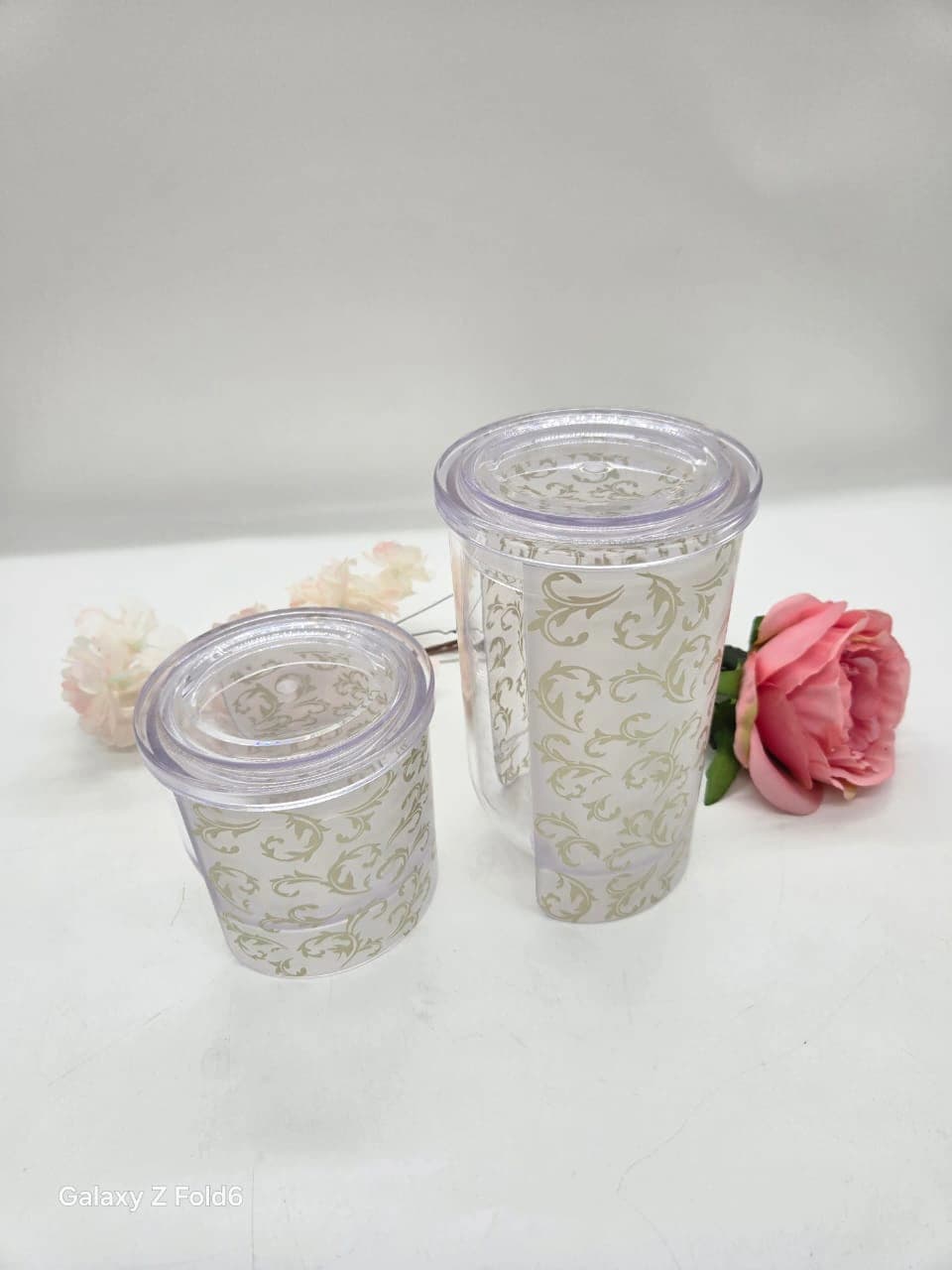 Garde-manger en acrylique transparent orné d’un motif décoratif doré à motifs floraux et volutes, avec couvercles assortis
