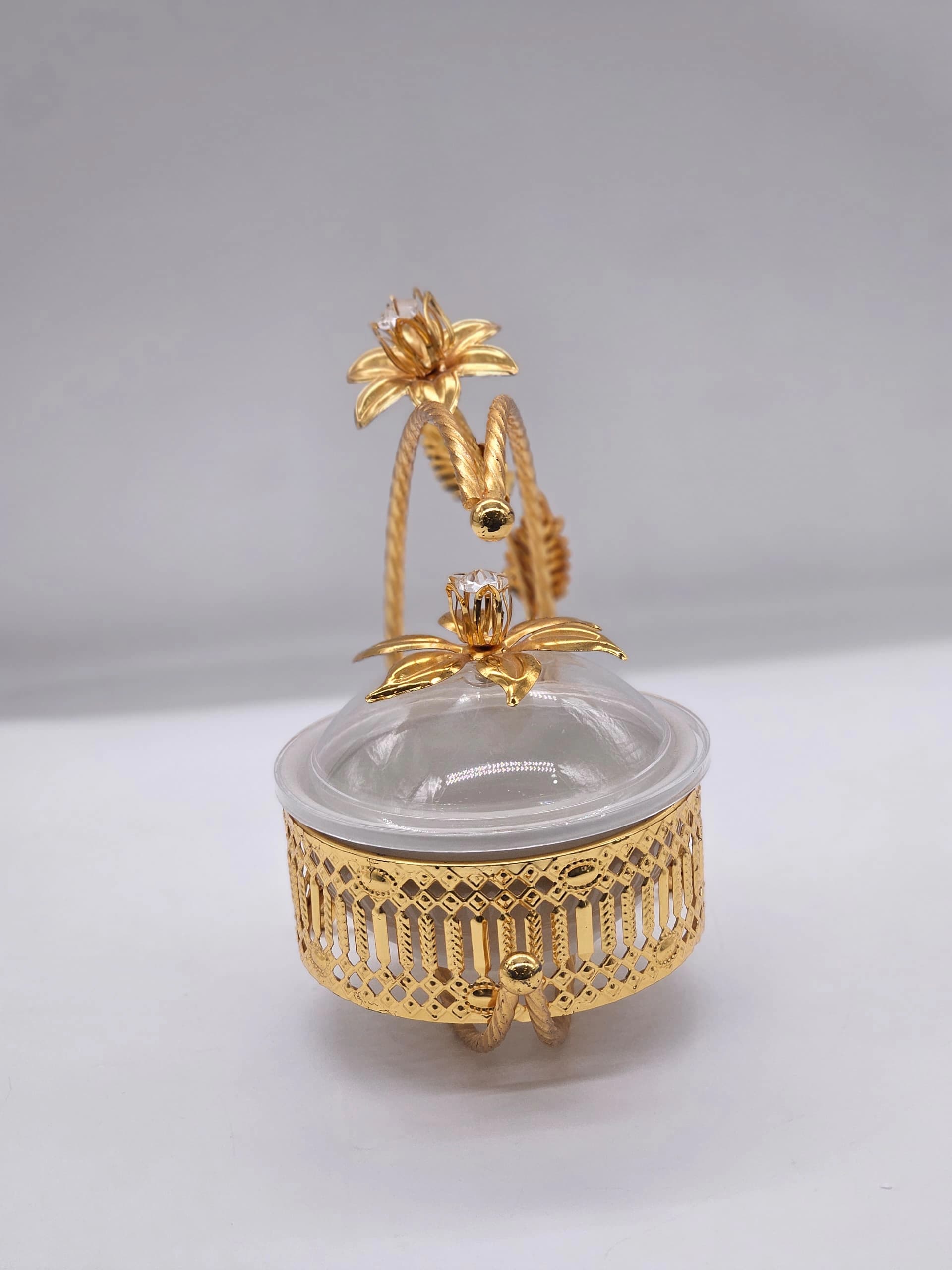 Garde-manger en verre sur base en métal filigrané doré, couvercle surmonté d’un cristal à motif floral