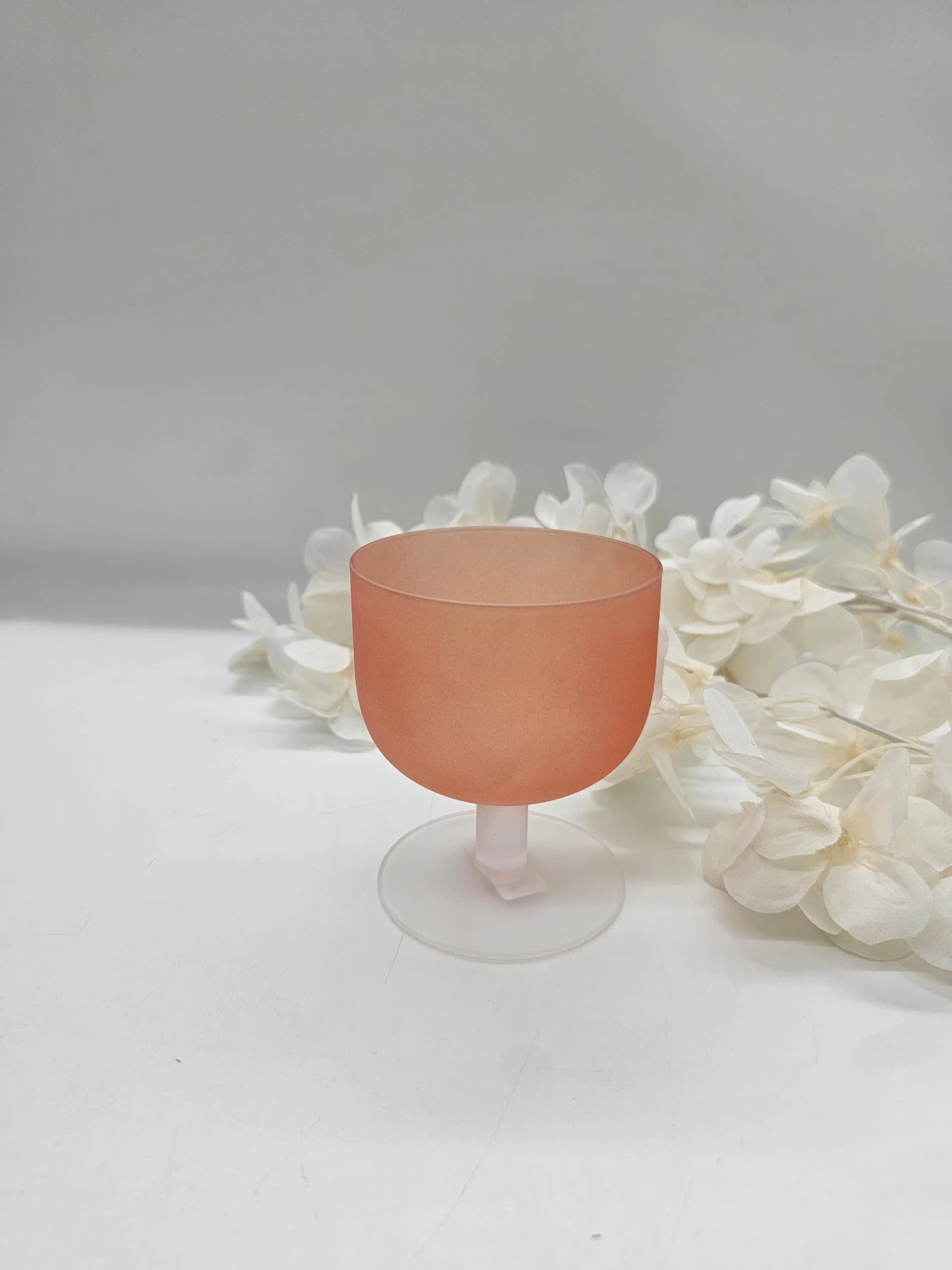 Gobelet à dessert en verre dépoli à dégradé rose et pêche, monté sur tige courte