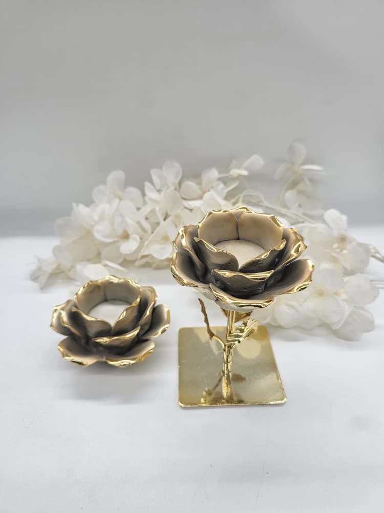 Paire de bougeoirs en céramique en forme de rose ornés de bordures dorées, tige métallique et base carrée