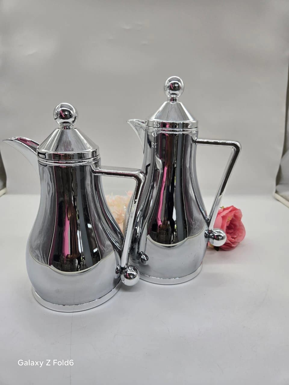 Paire de thermos isothermes en argent poli miroir ornés de motifs sphériques sur les couvercles et les poignées