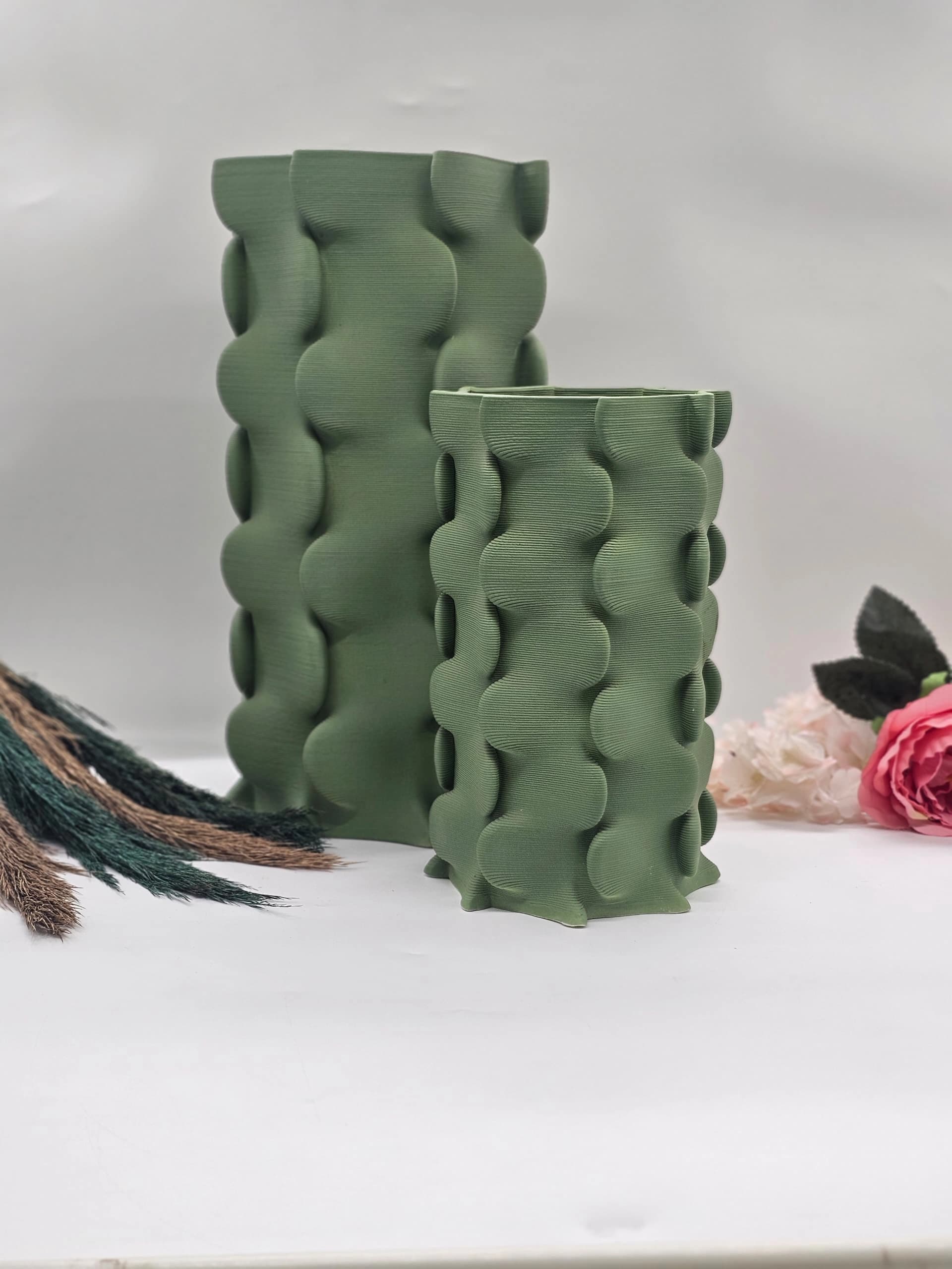 Deux vases décoratifs vert mat imprimés en 3D, à la texture distincte de bulles empilées