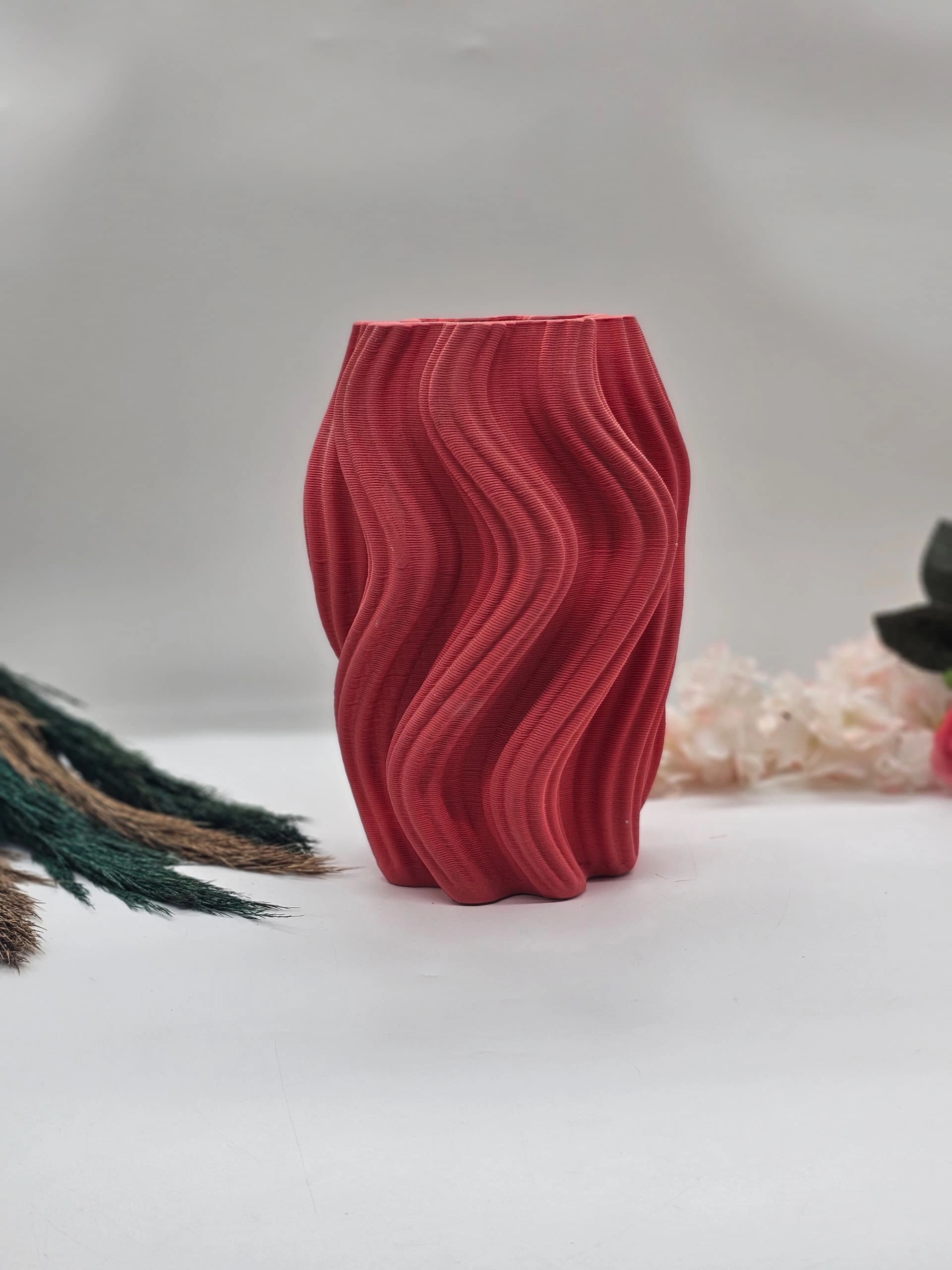 Paire de vases décoratifs rose foncé imprimés en 3D, motif ondulé vertical et côtelé