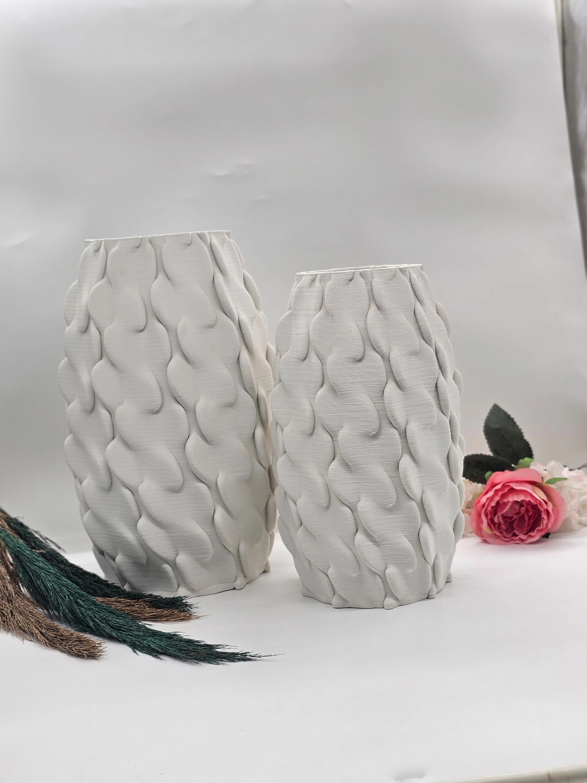 Paire de vases décoratifs en céramique blanche texturée imprimés en 3D, motif entrelacé évoquant des écailles