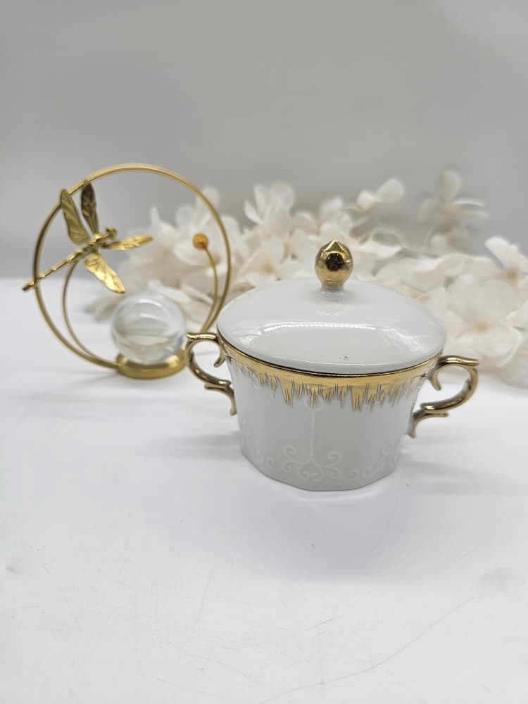 Pot en porcelaine Safira et son couvercle assorti, détails dorés sur le bord