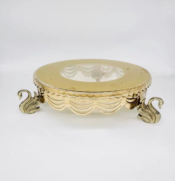 Centre de table et présentoir à gâteaux vintage en métal doré et verre, aux pieds en forme de cygne