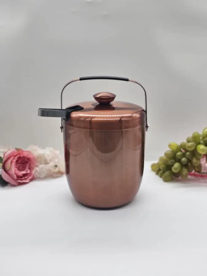 Seau à glace à double paroi isolée, finition extérieure en cuivre poli, accompagné de sa pince assortie