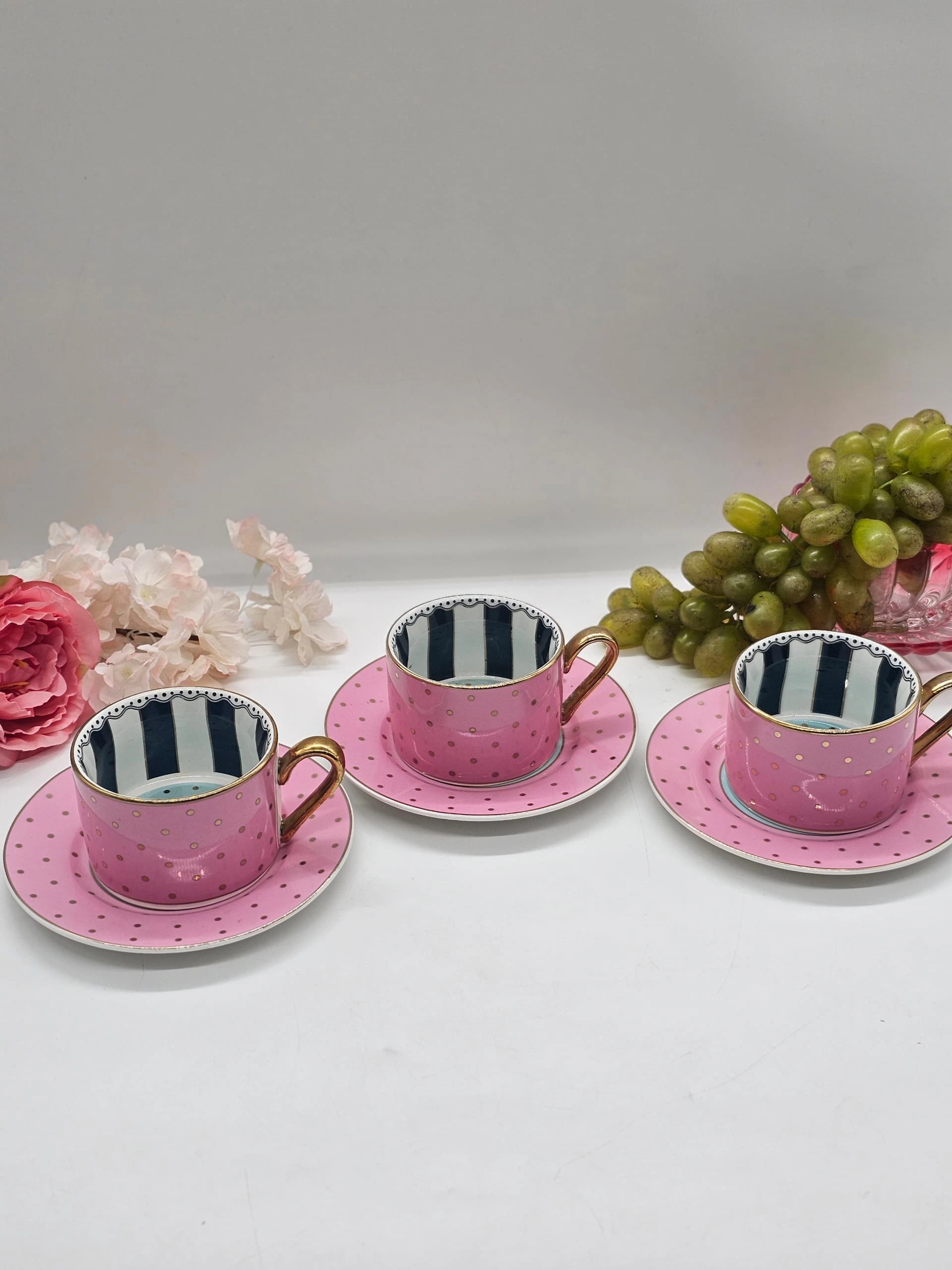 Service de petit-déjeuner en porcelaine rose aux pois dorés, intérieur rayé et anses dorées