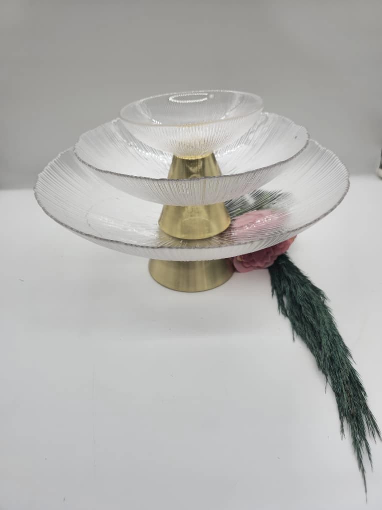 Ensemble de trois présentoirs à fruits en verre côtelé soutenus par des socles coniques dorés