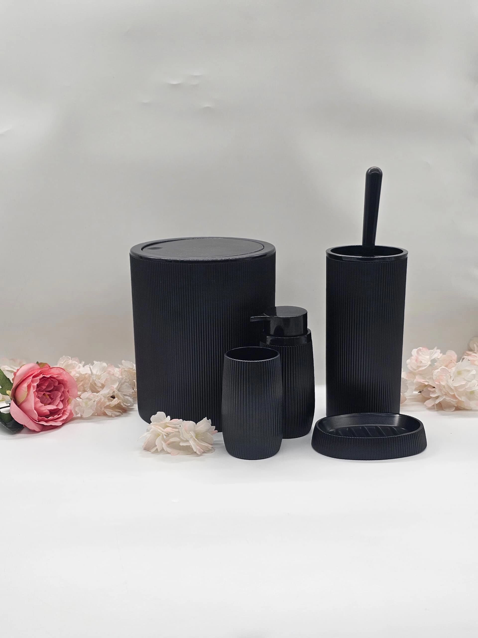 Ensemble moderne de cinq accessoires de salle de bain noirs côtelés à motif rayé
