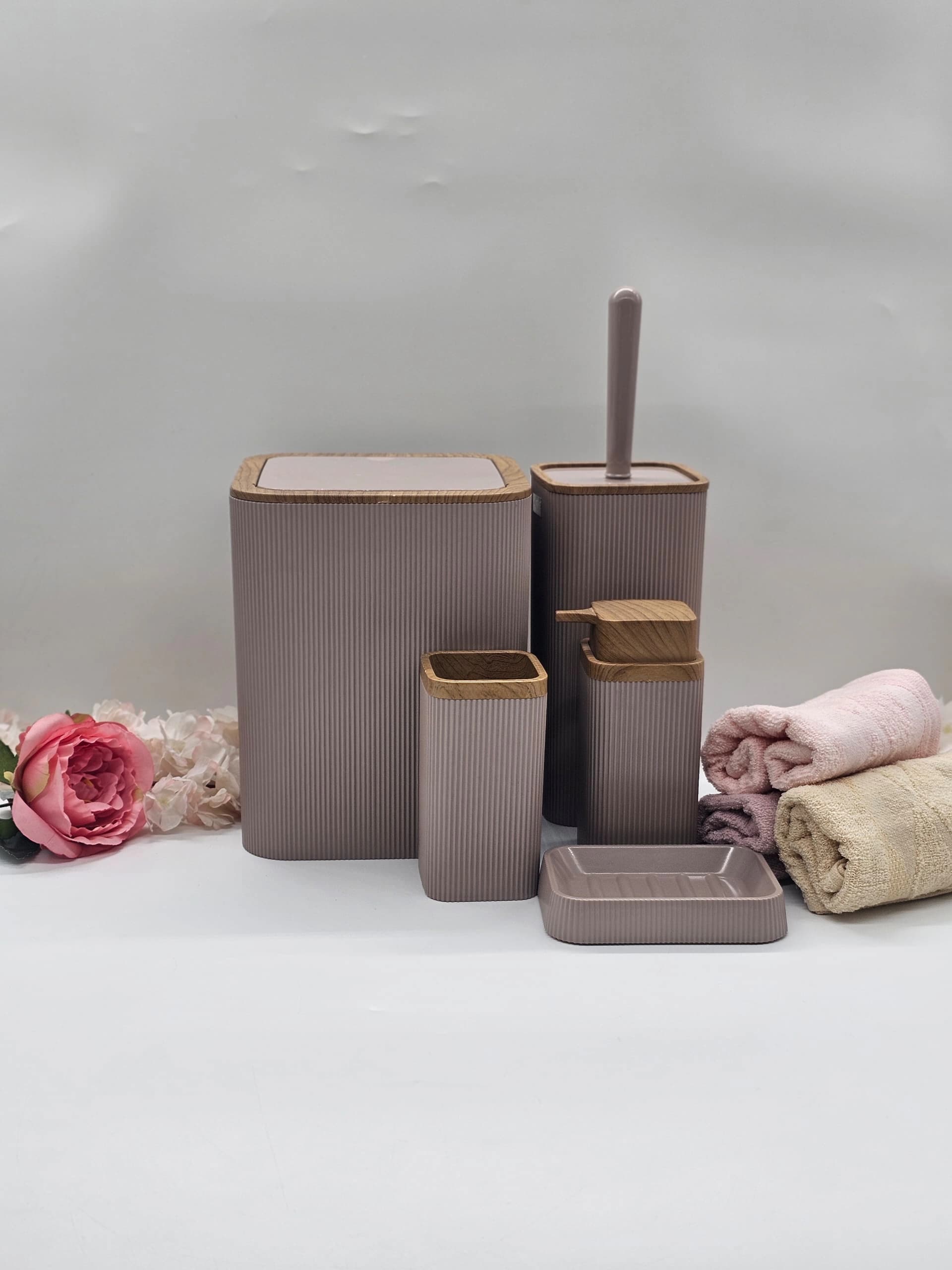 Ensemble de cinq accessoires de salle de bain côtelés taupe avec détails de garniture en grain de bois