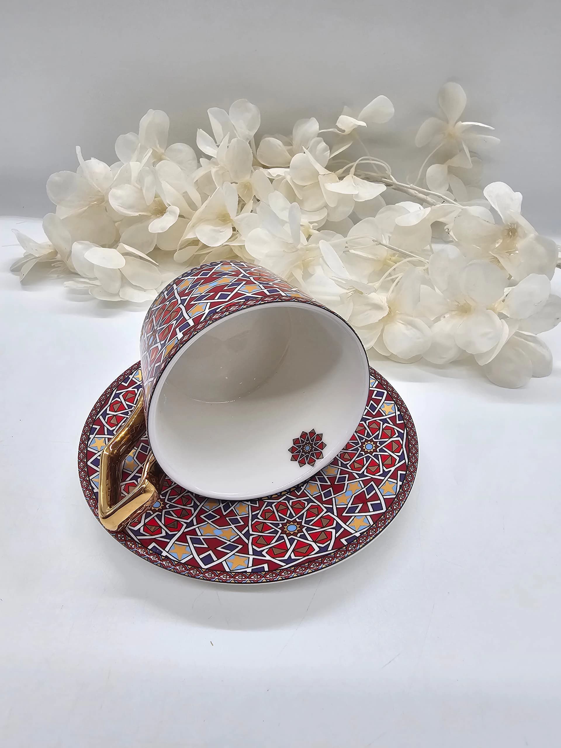 Tasse et soucoupe en céramique à motif mosaïque géométrique de style marocain, anse dorée angulaire
