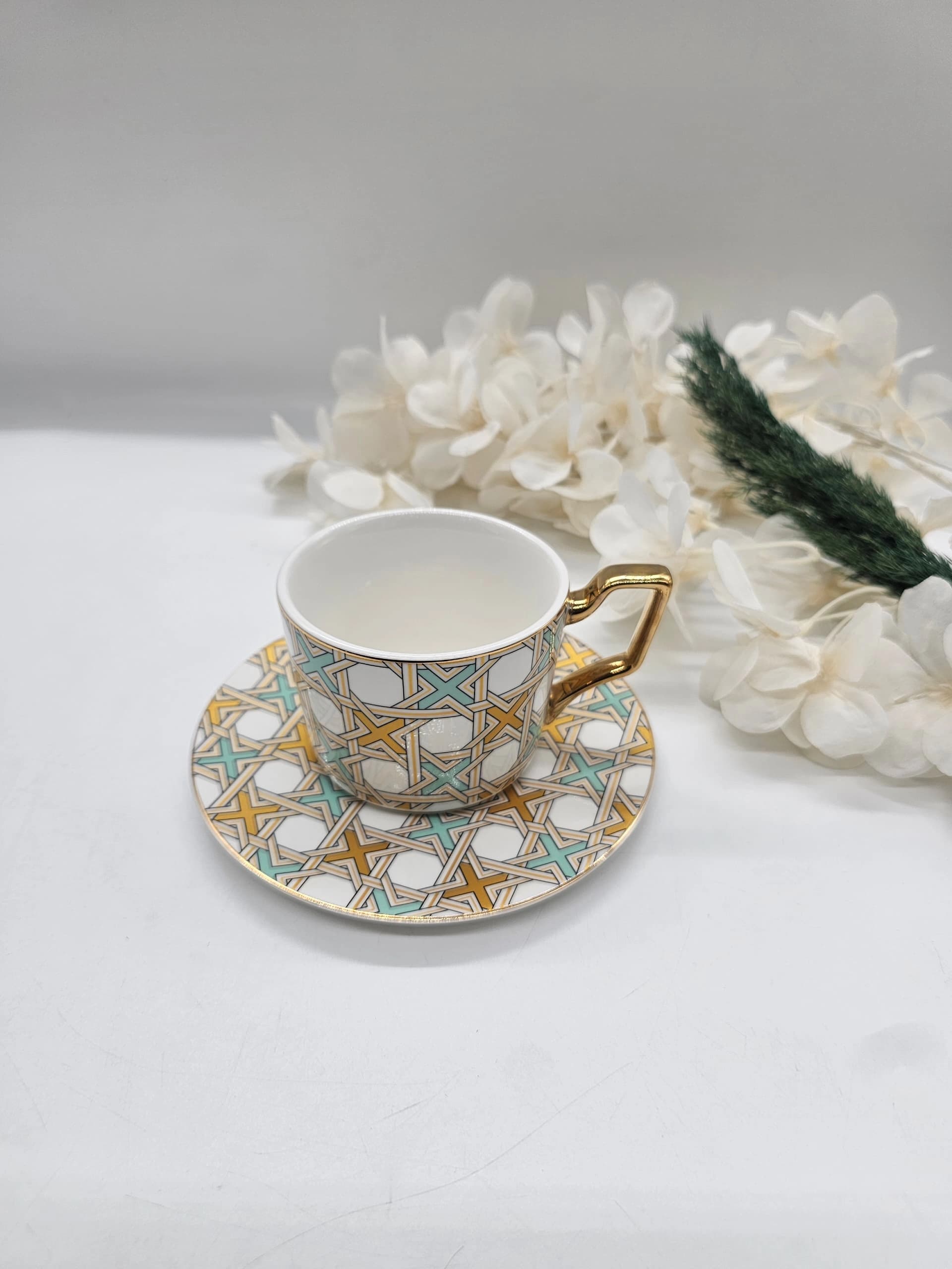 Tasse et soucoupe en céramique à motif géométrique en treillis turquoise et or, anse dorée