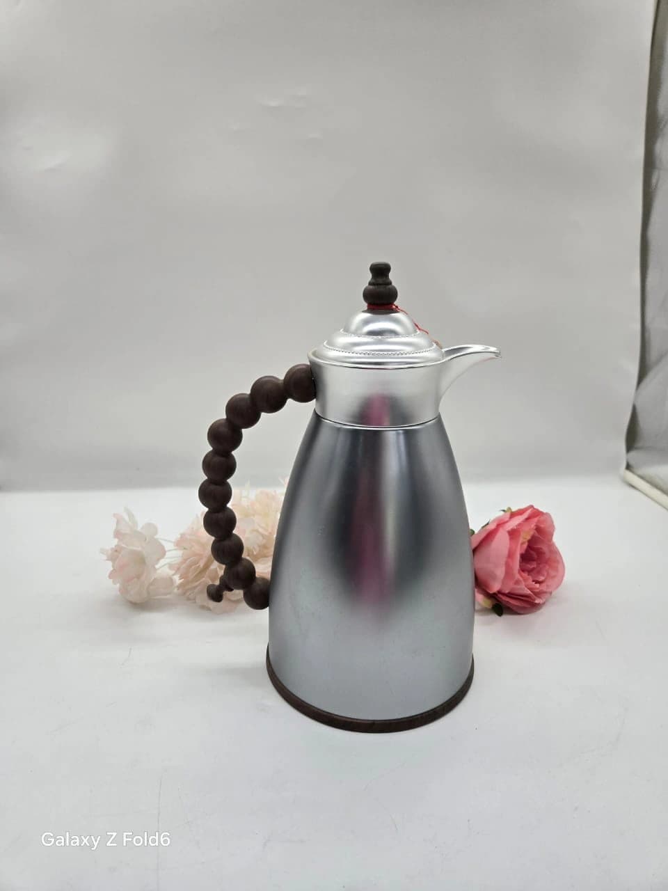 Thermos style arabe argentée dotée d’une anse perlée marron foncé