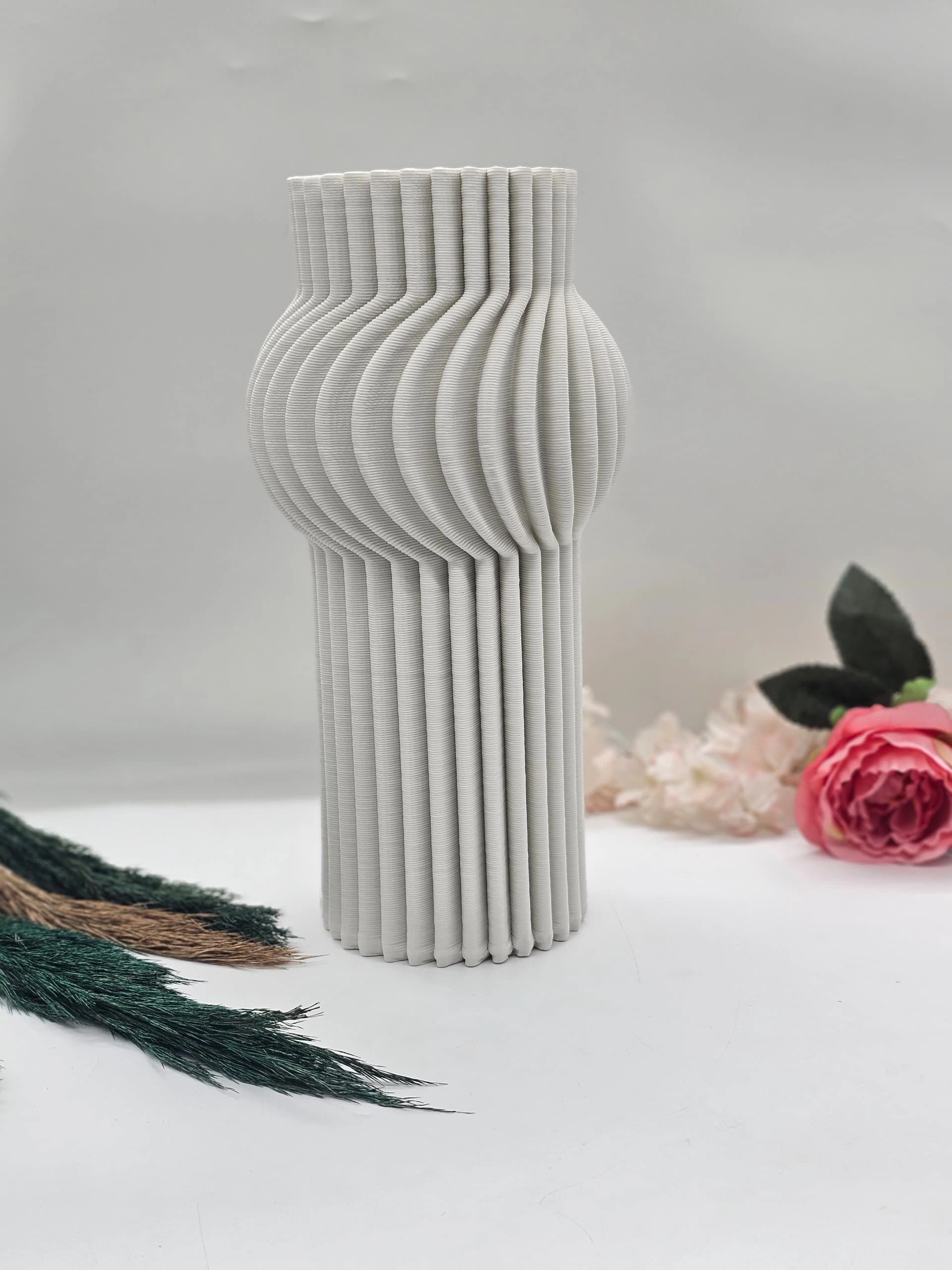 Vase sculptural en céramique gris clair imprimé en 3D, cannelures verticales et profil central arrondi