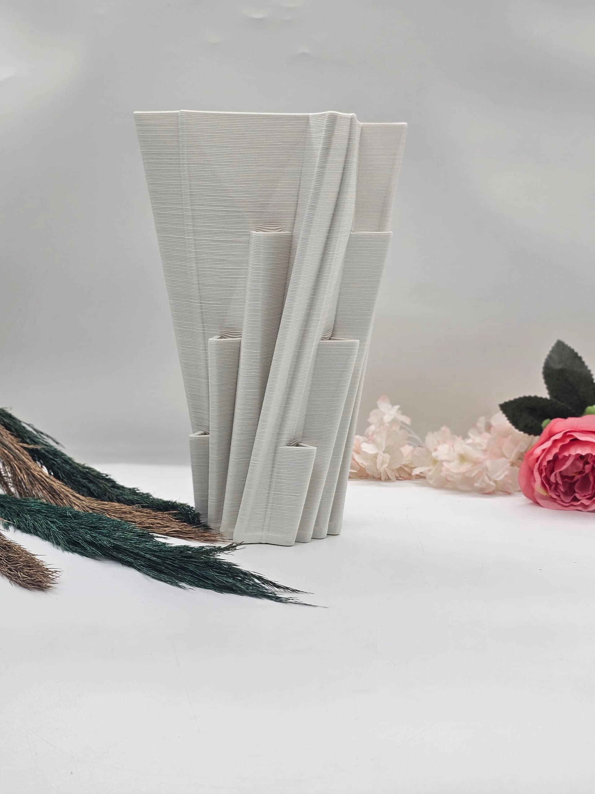 Vase Dedali de Ferm Living en blanc cassé, orné d’une texture plissée inspirée d’un labyrinthe