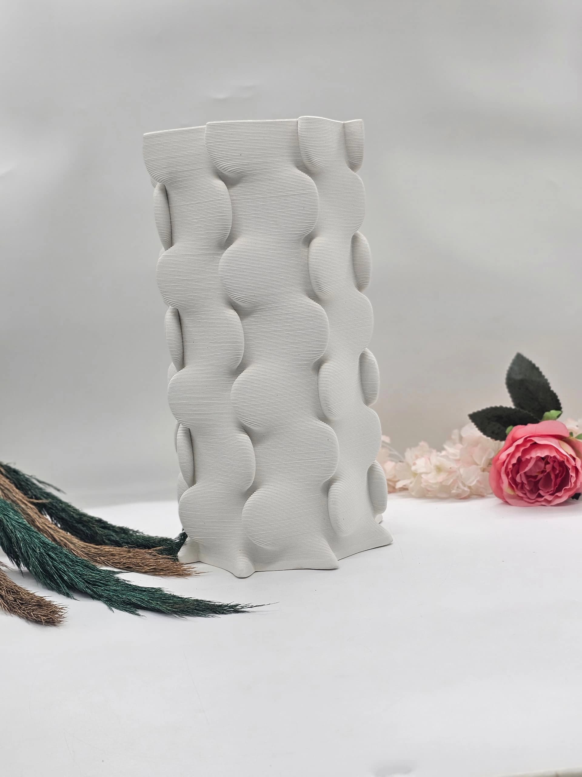 Vase moderne en céramique blanche à texture ondulée et superposée
