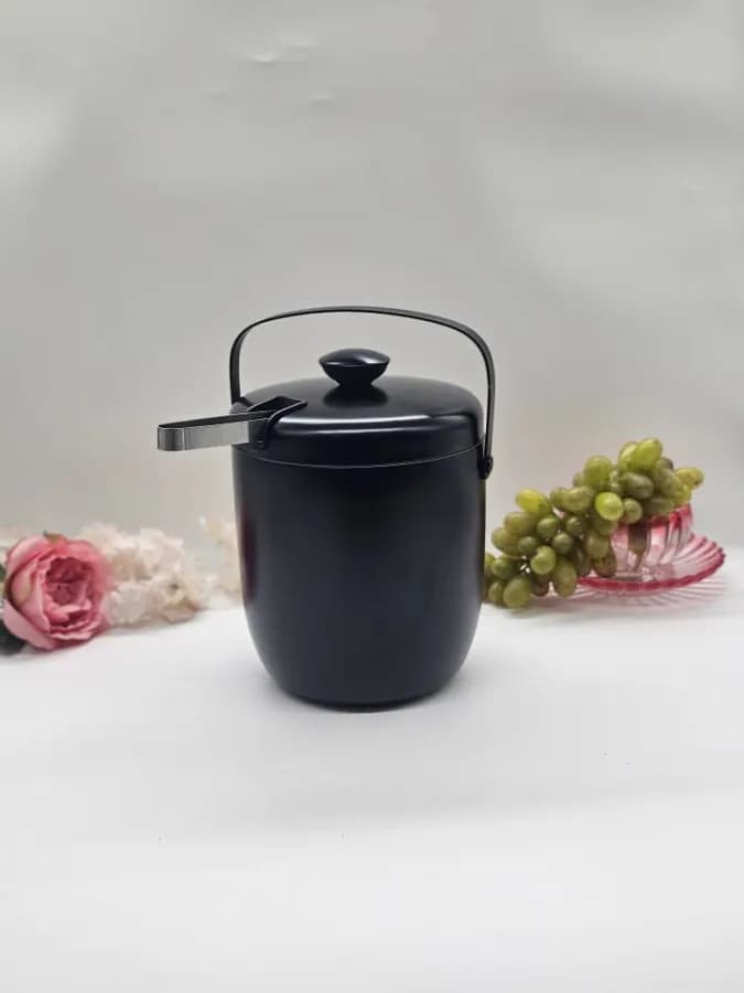 Vase sculptural marron en céramique imprimée 3D, à cannelures verticales