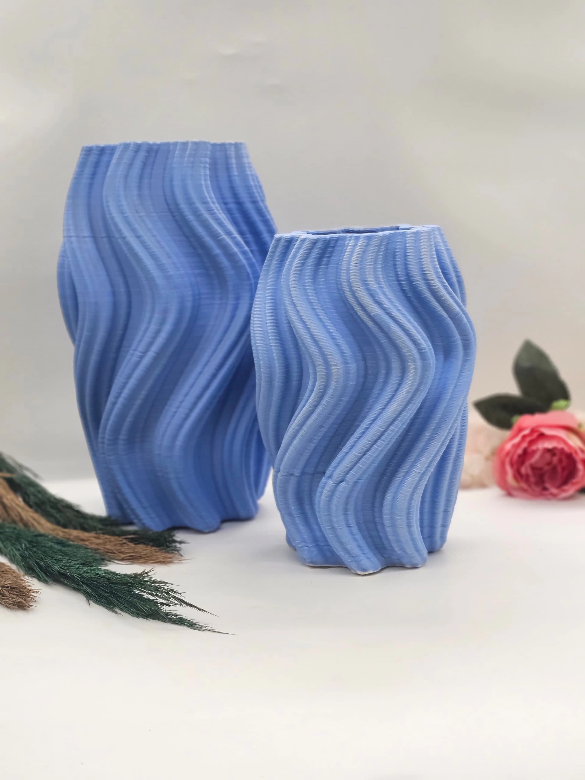 Vase Villa Altachiara large bleu Corolla imprimé en 3D, à la texture ondulée évoquant un bourgeon