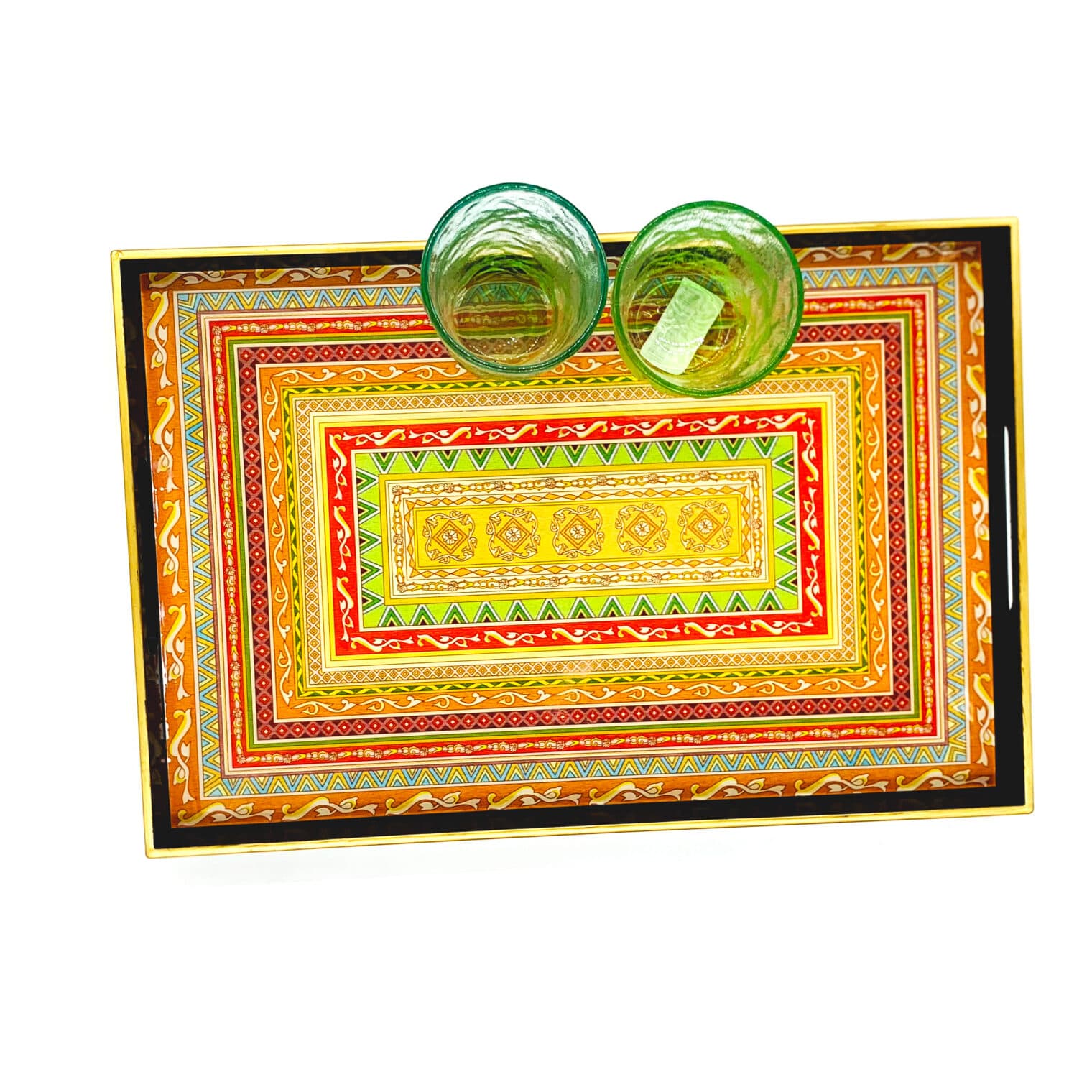 Un plateau décoré aux motifs jaunes et rouges, portant deux verres à thé.