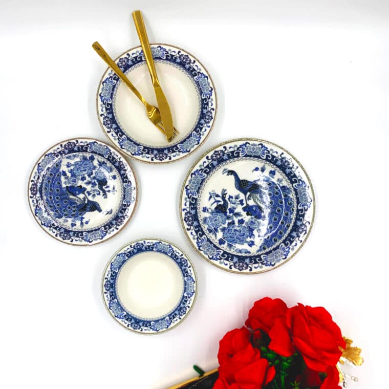 Service de table en porcelaine de 24 pièces, présenté au complet sur fond clair