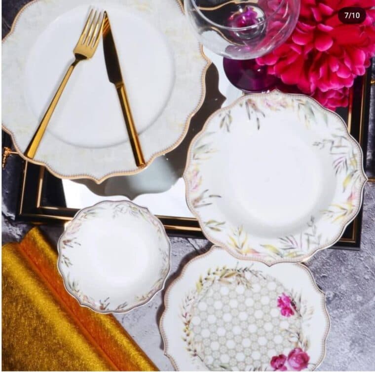 Service de table China Bone de 24 pièces, assiettes empilées et bols alignés