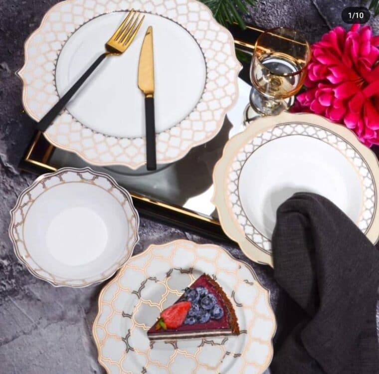 Service de table China Bone de 24 pièces, disposé au complet sur fond clair