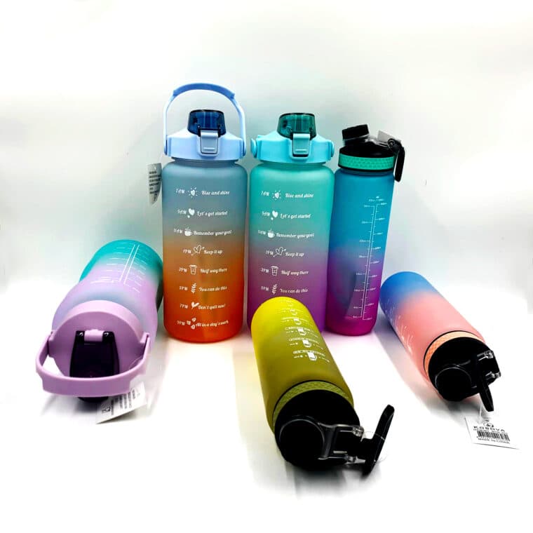 Thermos de maison à corps lisse, posé debout, bouchon vissé