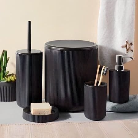 Set de salle de bain composé de plusieurs accessoires assortis