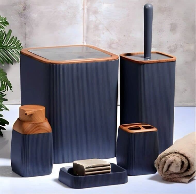 Accessoires de salle de bain assortis, présentés en groupe