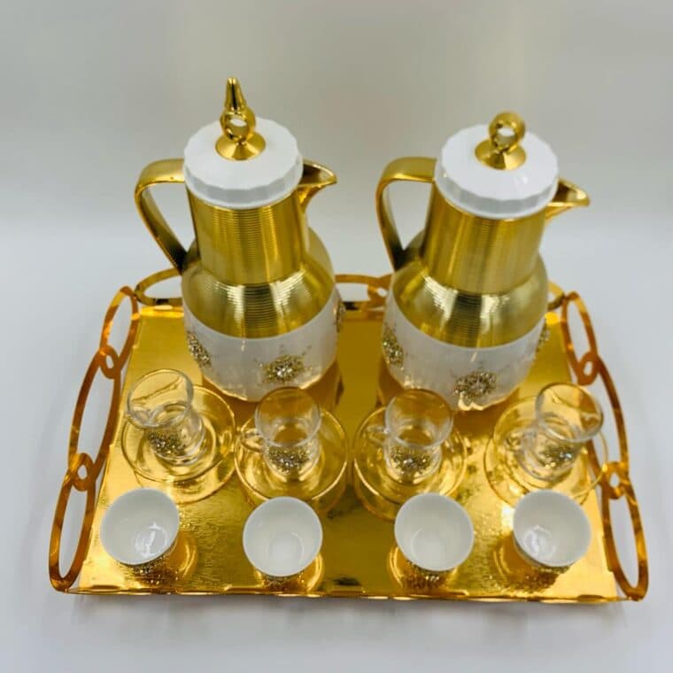 Service à thé composé de deux thermos et d’un verre, présentés sur un plateau