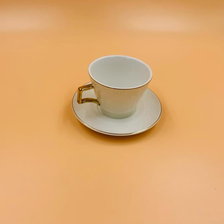 Six tasses à thé alignées avec leurs soucoupes sur un plateau