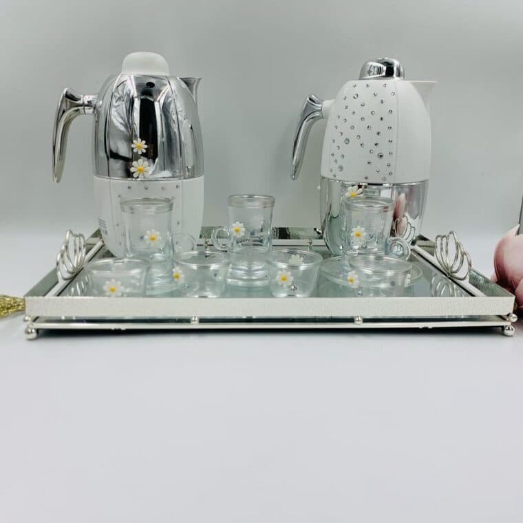 Deux thermos assortis et leur verre, disposés côte à côte sur fond neutre
