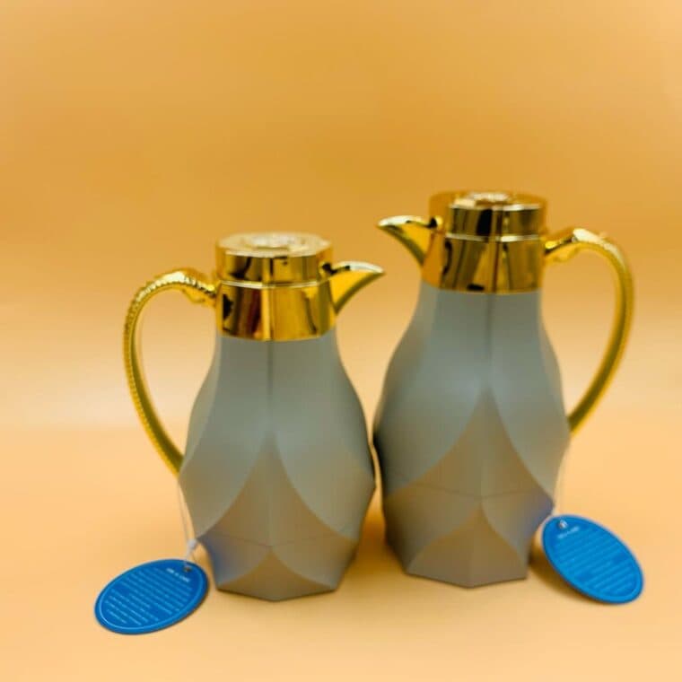 Thermos de service à ligne sobre, posé debout sur fond neutre