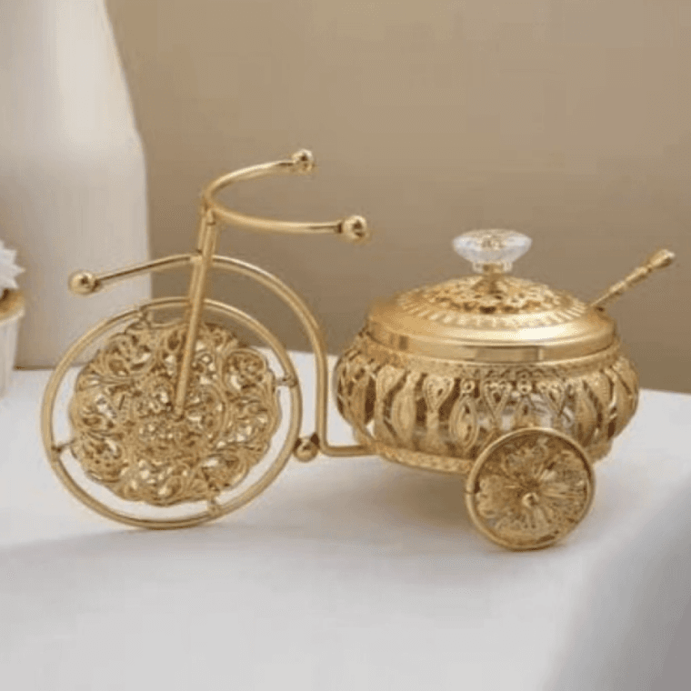 Coupe décorative en métal électroplaqué, sur pied, vue de trois quarts